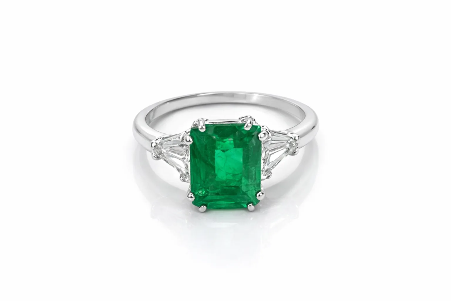 Anello con smeraldo e diamanti triangolari