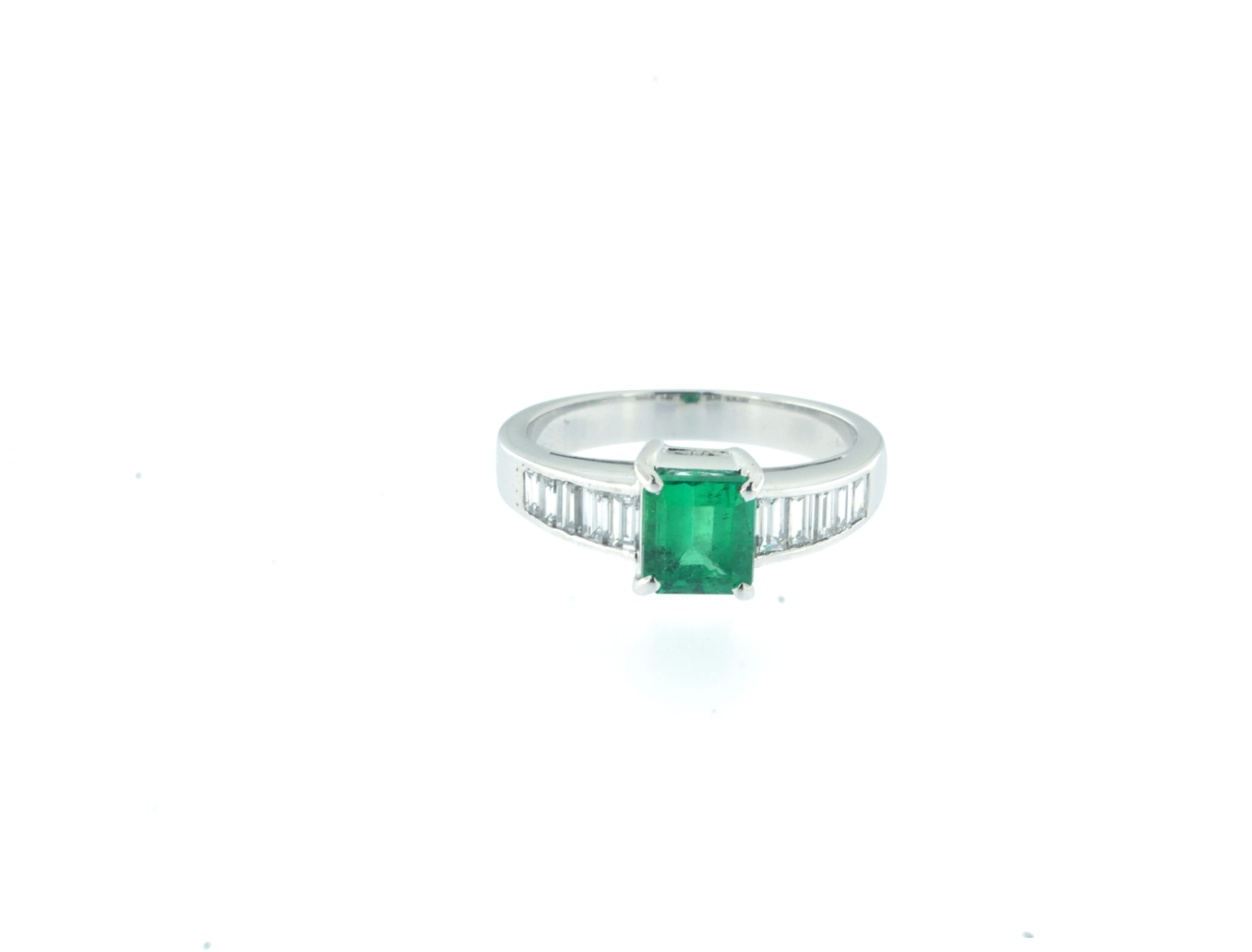 Anello con smeraldo e baguette