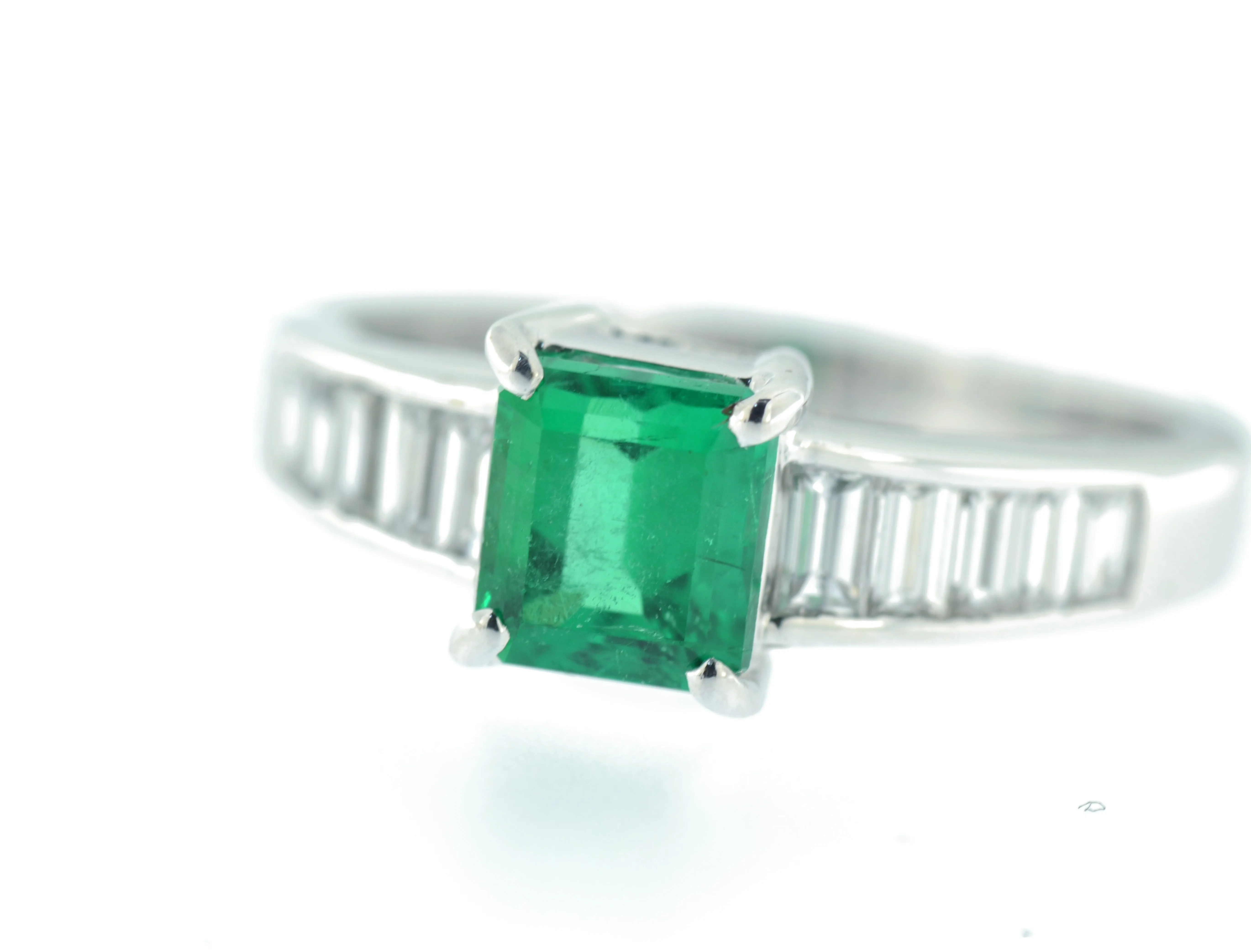 Anello con smeraldo e baguette nuovo