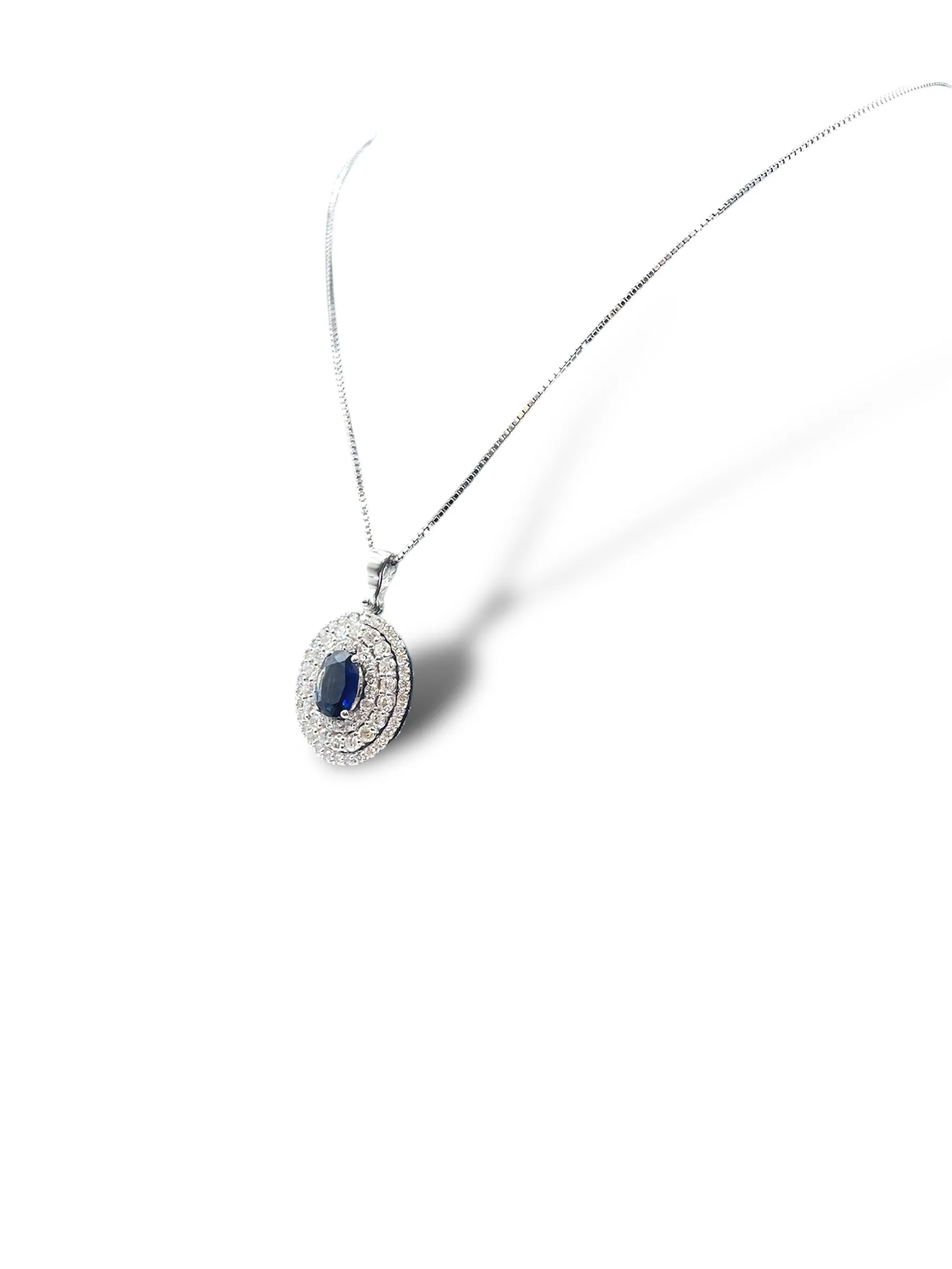 Collana in oro bianco 18 kt con zaffiro e 3 giri di diamanti.