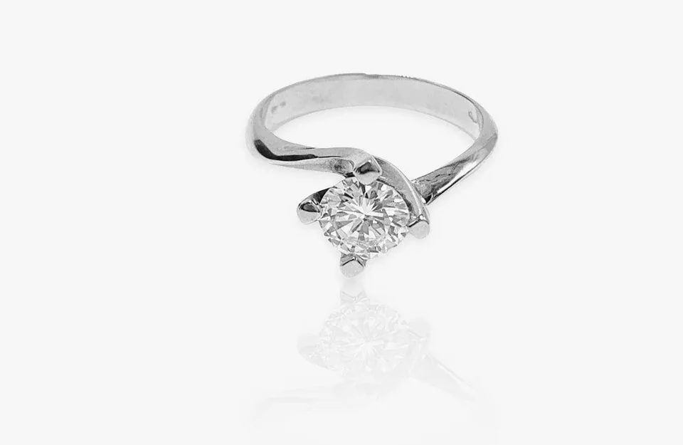 Anello solitario oro bianco