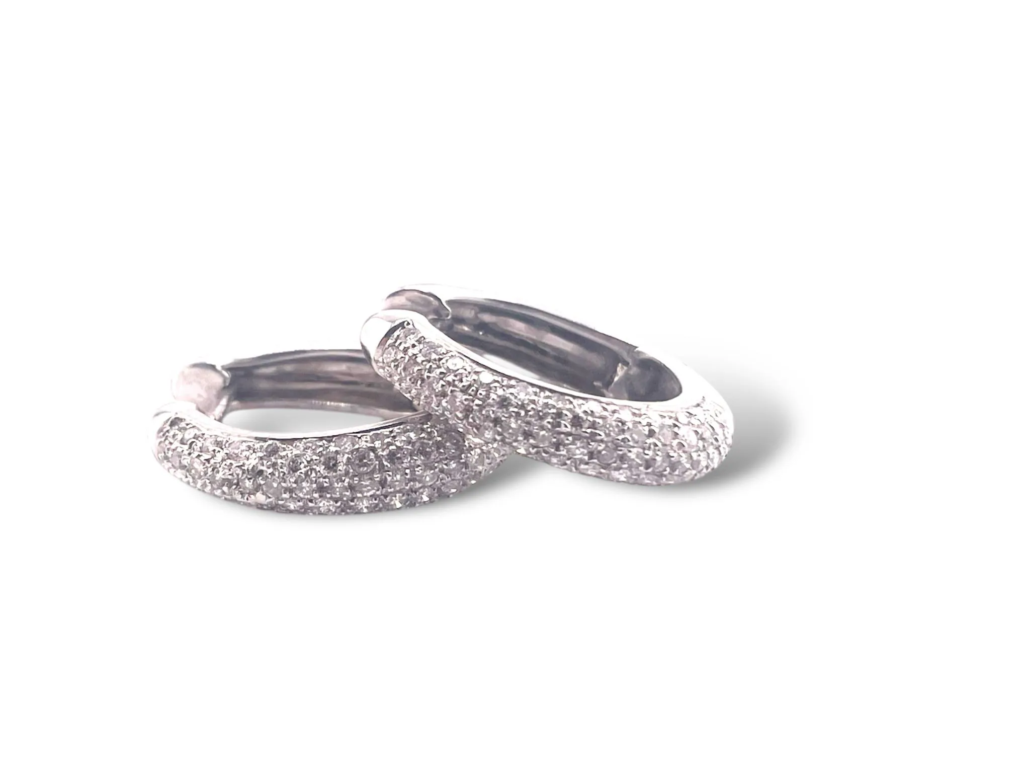 Orecchini cerchio in oro bianco con pavè di brillanti