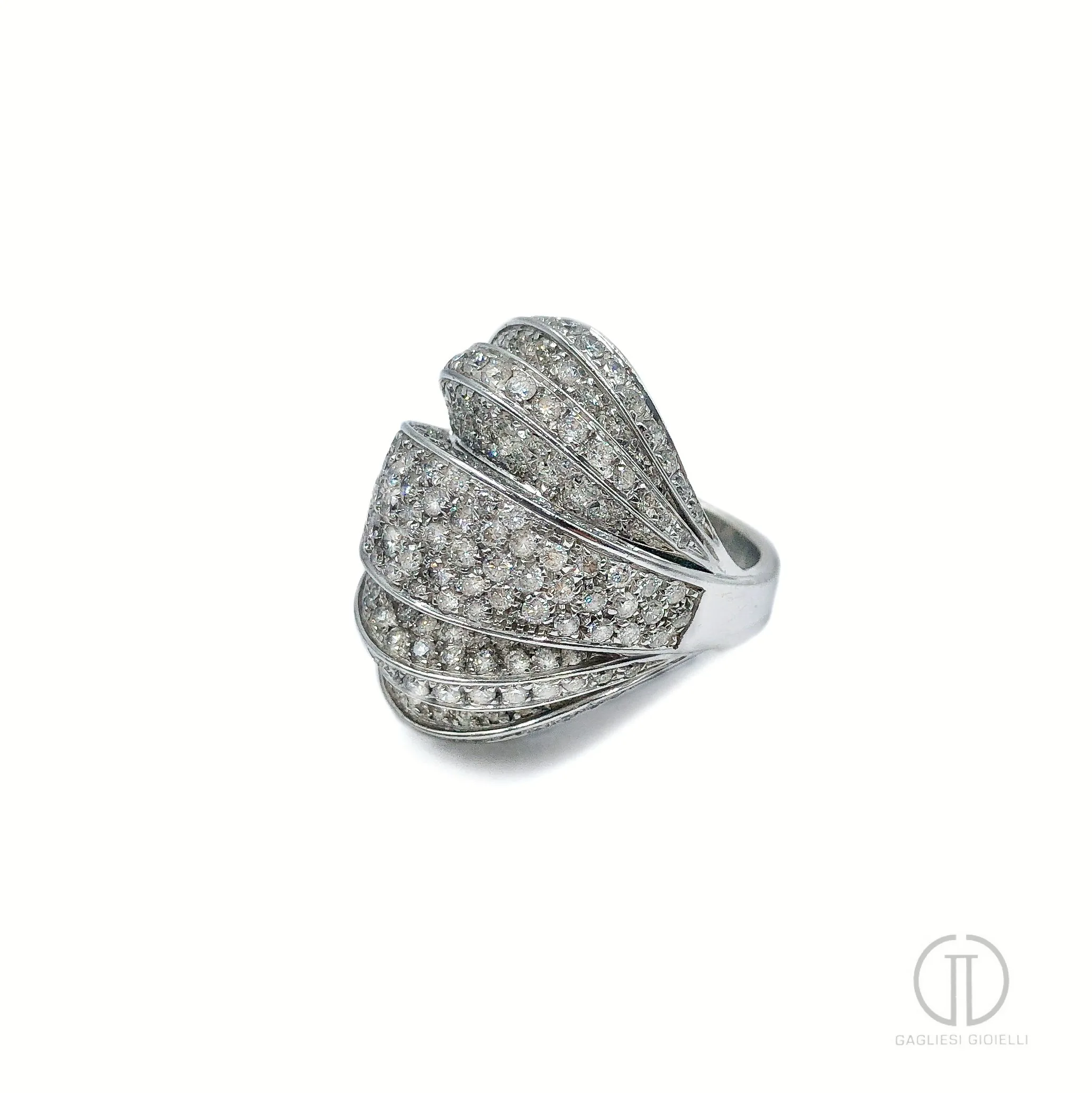 Anello modello grande di diamanti