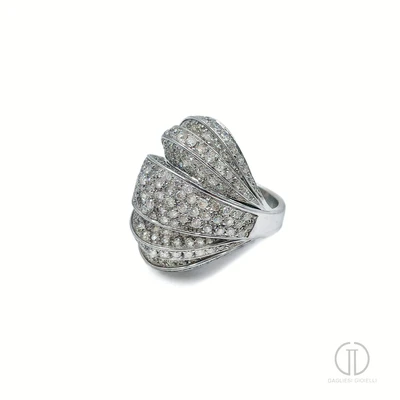 Anello modello grande di diamanti rigenerato