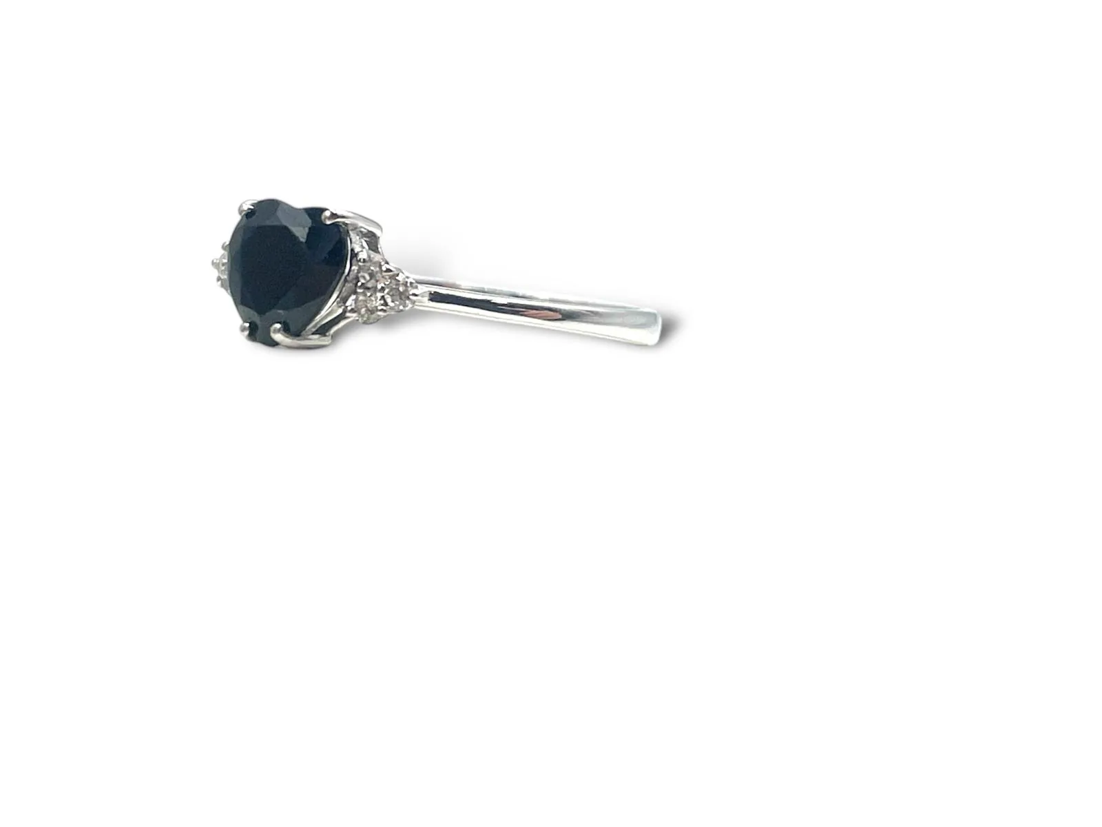 anello in oro bianco con zaffiro a cuore e diamanti