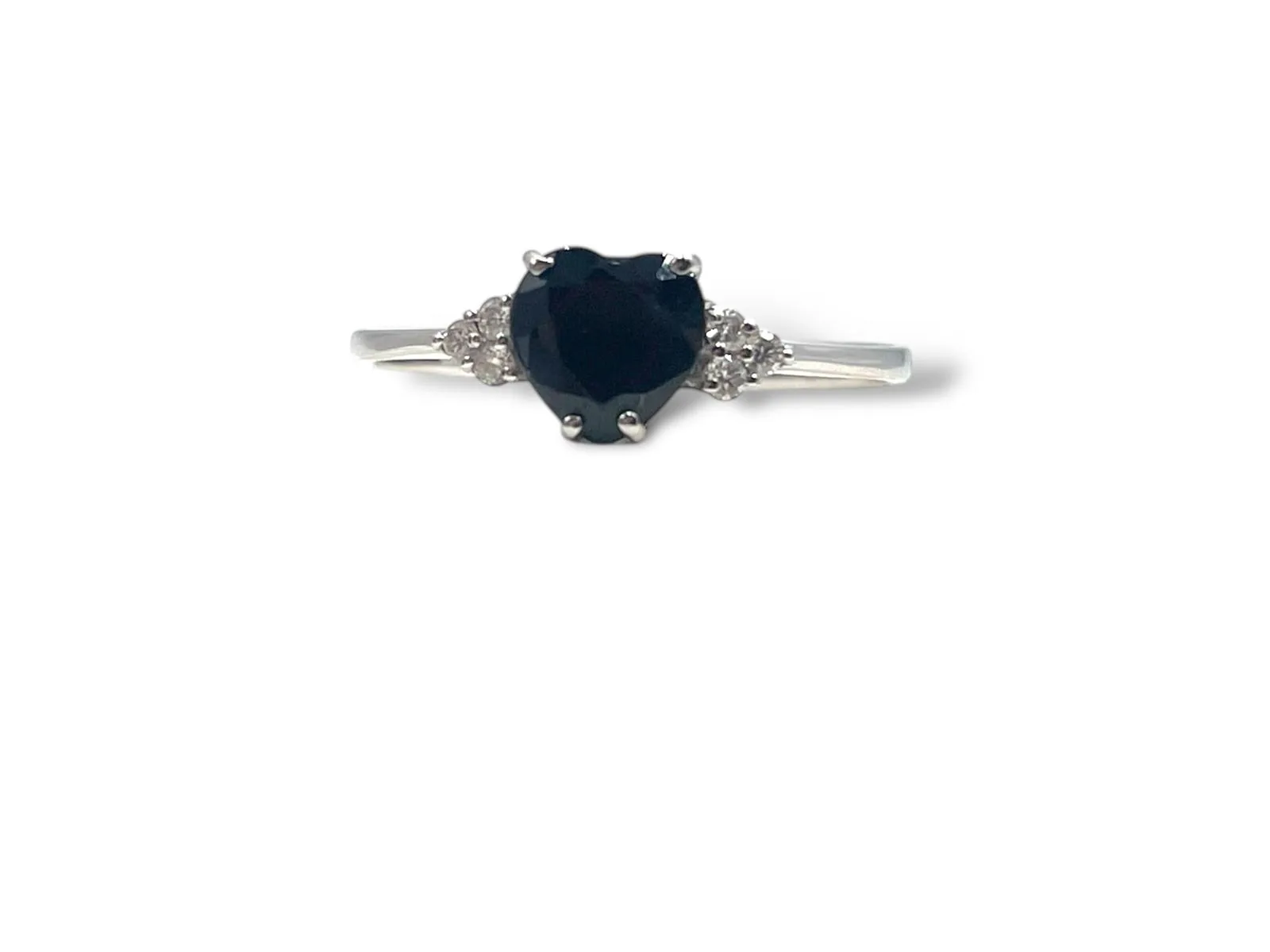 Anello zaffiro a cuore e diamanti