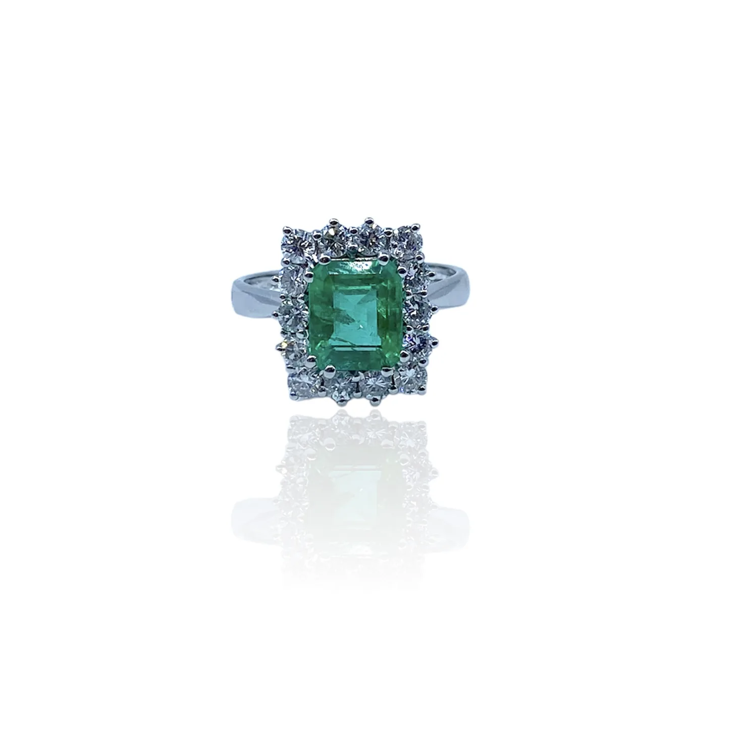 Anello con smeraldo centrale e diamanti