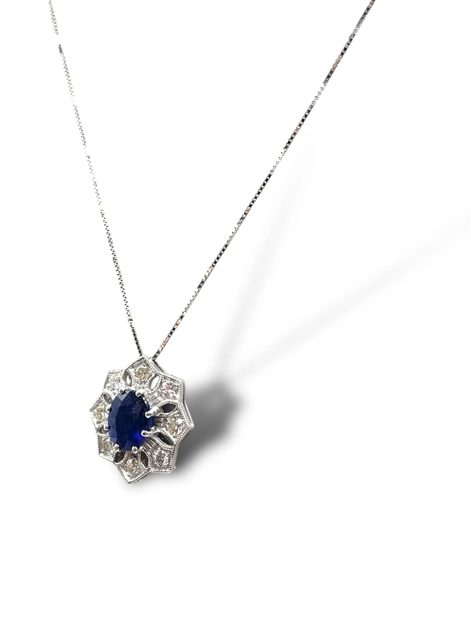 Collana pendente a fiore zaffiro e diamanti